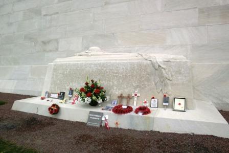 CIMG8294 Sep 5 2017 tributes on The Tomb