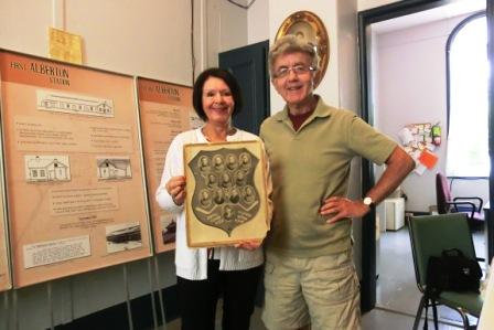 CIMG7941 Aug 11 2017 Arlene Morrison and Pieter with 1915 hockey photo