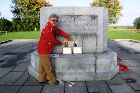 CIMG8894 Sep 11 2017 Pieter at Sanctuary Wood with photos and plaques of Buxton &amp; Campbell