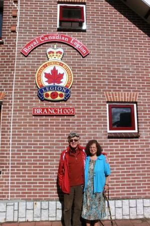 CIMG8925 Sep 13 2017 Daria &amp; Pieter by Legion sign at Mondani restaurant in Lochem