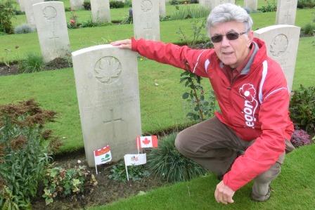 CIMG8940 Sep 15 2017 Groesbeek cemetery Pieter at the grave of George Preston Smith