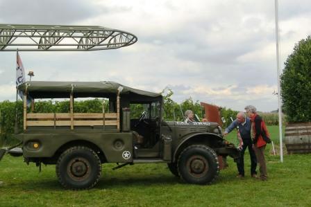 CIMG9041 Sep 16 2017 Klein Amerika Ad &amp; Pieter inspect jeep while Noor reads info panel