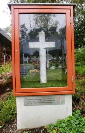 CIMG9100 Sep 18 2017 display of original metal cross used in Holten Cemetery