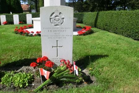 CIMG8014 Aug 28 2017 Harlingen Cemetery Muttarts grave