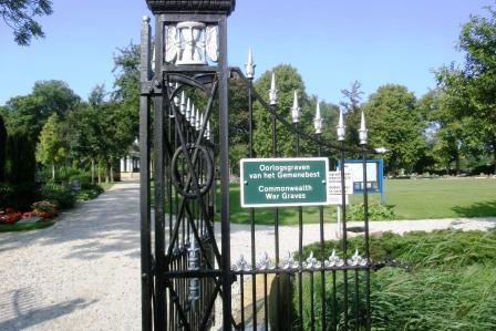 CIMG8076 Aug 28 2017 Harlingen Cemetery entrance gate