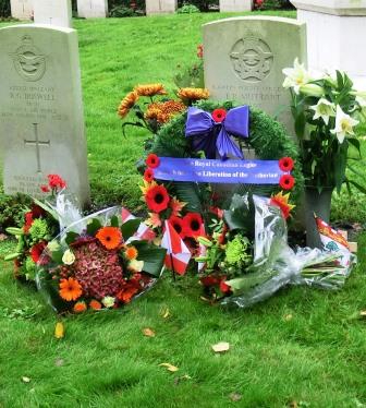 CIMG3444 Oct 12 2019 Harlingen General Cemetery wreath &amp; flowers