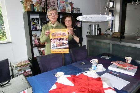 CIMG3413 Oct 7 2019 Bergen Op Zoom holding up poster at Carolines house