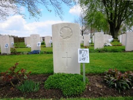 IMG_8567-AVB Grave of Thomas Big Canoe in Groesbeek