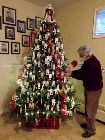20211208_162016 Dec 8 2021 Pieter places tag on Legion Veterans tree