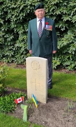 Brian Batter at grave of Elie Antonyszyn in Holten