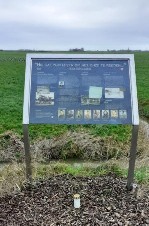 20221224_130222 Dec 24 2022 Candle by memorial panel in Wons Robin de Jong