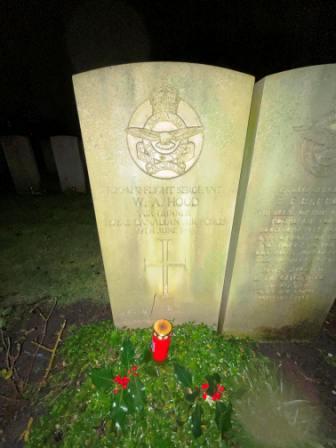 Grave WA Hood in Eindhoven with candle Noella Rehwald