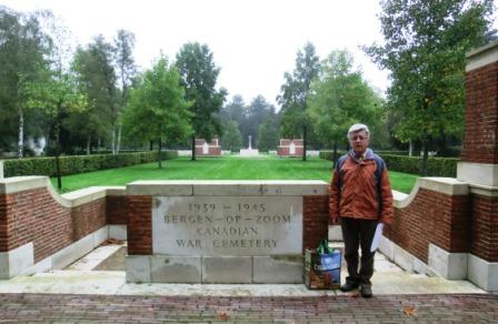 CIMG3382 Oct 7 2019 Bergen Op Zoom Pieter at Cdn War Cemetery